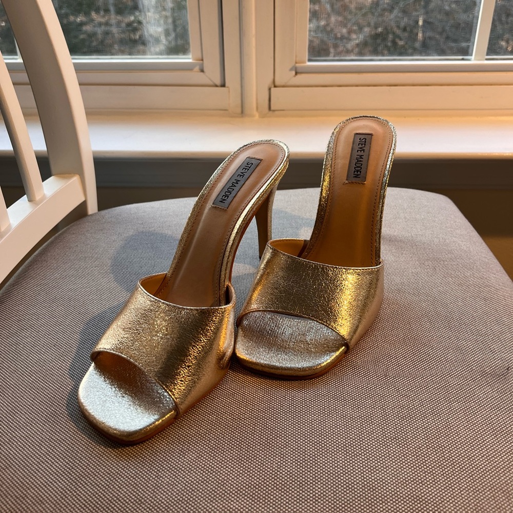 STEVE MADDEN GOLD HEELS!!